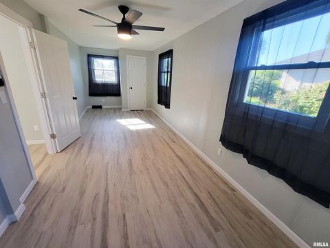 Tiny photo for 306 Bible Street, Flora, IL 62839 (MLS # EB460094)