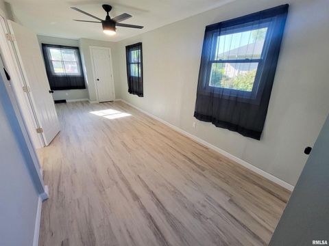 Tiny photo for 306 Bible Street, Flora, IL 62839 (MLS # EB460094)