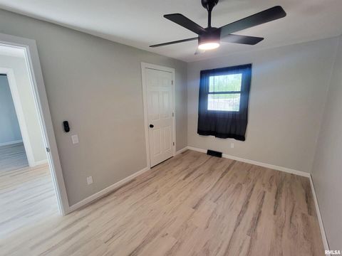Tiny photo for 306 Bible Street, Flora, IL 62839 (MLS # EB460094)