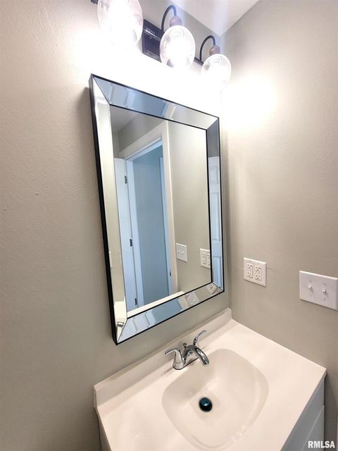 Tiny photo for 306 Bible Street, Flora, IL 62839 (MLS # EB460094)