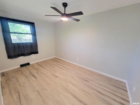 Tiny photo for 306 Bible Street, Flora, IL 62839 (MLS # EB460094)