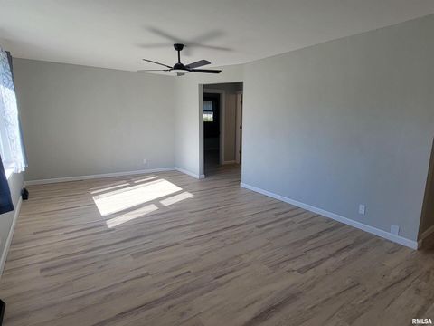 Tiny photo for 306 Bible Street, Flora, IL 62839 (MLS # EB460094)