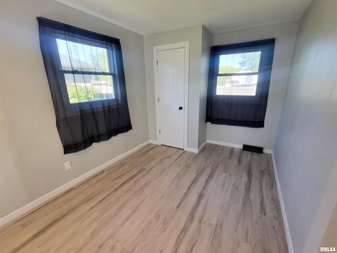 Tiny photo for 306 Bible Street, Flora, IL 62839 (MLS # EB460094)