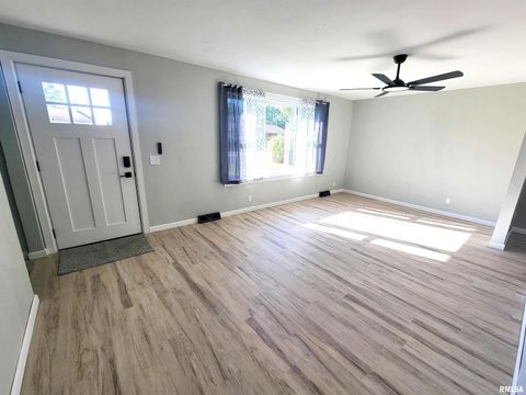 Tiny photo for 306 Bible Street, Flora, IL 62839 (MLS # EB460094)