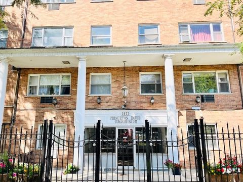 Photo of 5920 N Kenmore Avenue #225, Chicago, IL 60660 (MLS # 12459355)