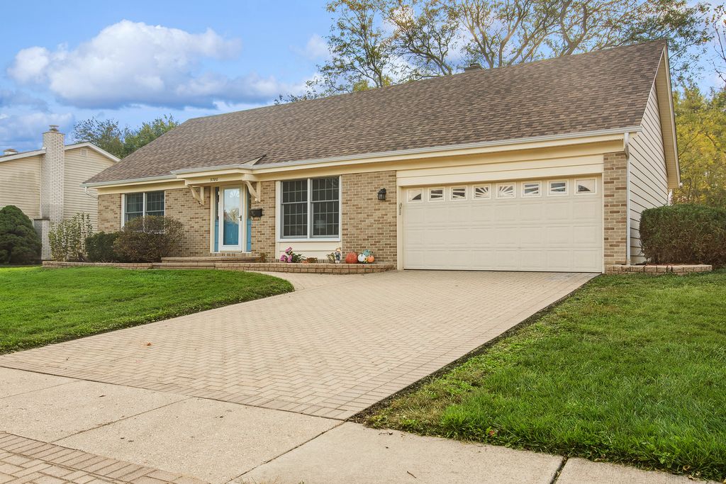 Photo for 3780 N FIRESTONE Drive, Hoffman Estates, IL 60192 (MLS # 12491669)