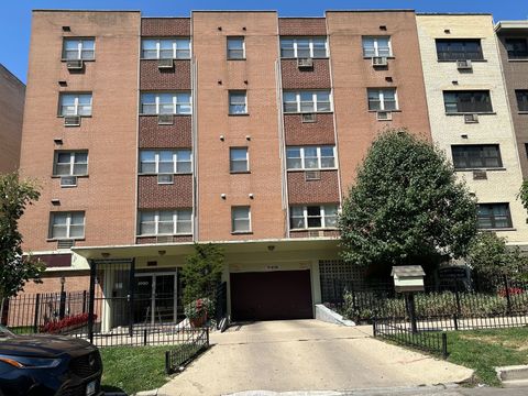 Photo of 5950 N Kenmore Avenue #202, Chicago, IL 60660 (MLS # 12436202)