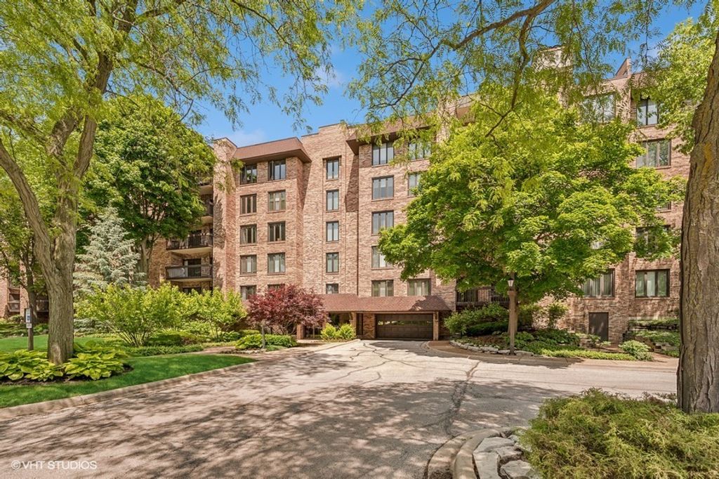 Photo for 3900 Mission Hills Road #407, Northbrook, IL 60062 (MLS # 12342802)