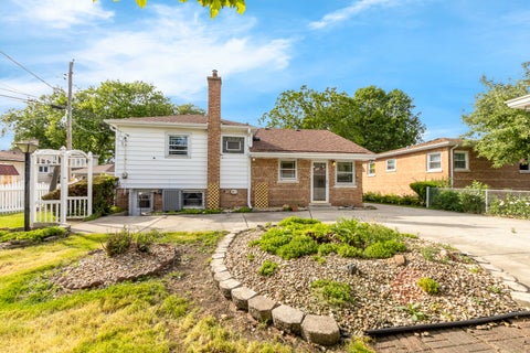 Tiny photo for 5425 Drury Lane, Oak Lawn, IL 60453 (MLS # 12721580)