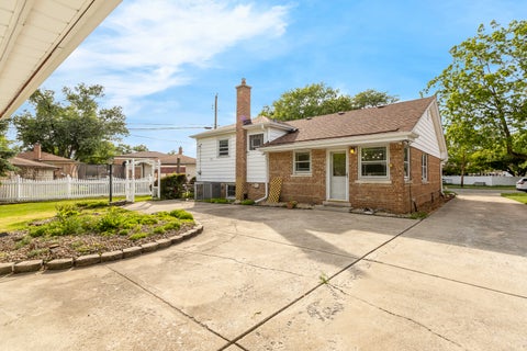 Tiny photo for 5425 Drury Lane, Oak Lawn, IL 60453 (MLS # 12721580)