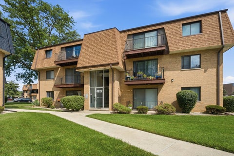 Tiny photo for 4827 W 109th Street #101, Oak Lawn, IL 60453 (MLS # 12720384)