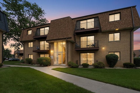 Tiny photo for 4827 W 109th Street #101, Oak Lawn, IL 60453 (MLS # 12720384)
