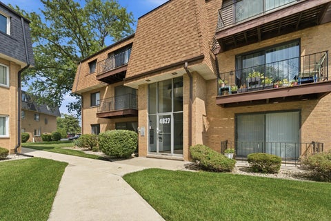Photo of 4827 W 109th Street #101, Oak Lawn, IL 60453 (MLS # 12720384)