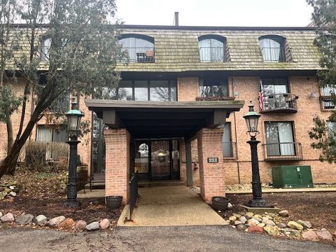 Photo of 600 W Russell Street #105, Barrington, IL 60010 (MLS # 12586163)