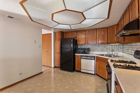 Tiny photo for 4735 W 105th Street #204, Oak Lawn, IL 60453 (MLS # 12604107)