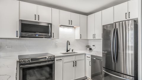 Tiny photo for 6300 N Sheridan Road #406, Chicago, IL 60660 (MLS # 12568572)