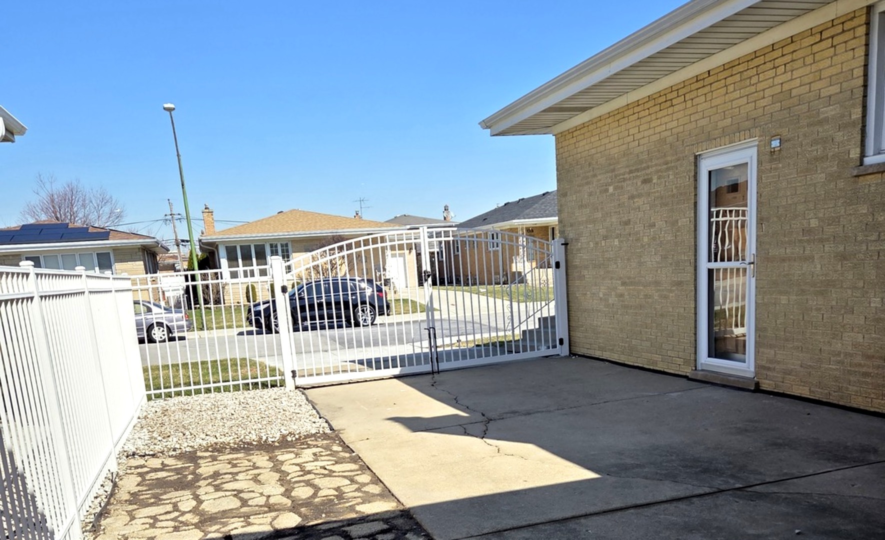 8517 W CARMEN Avenue