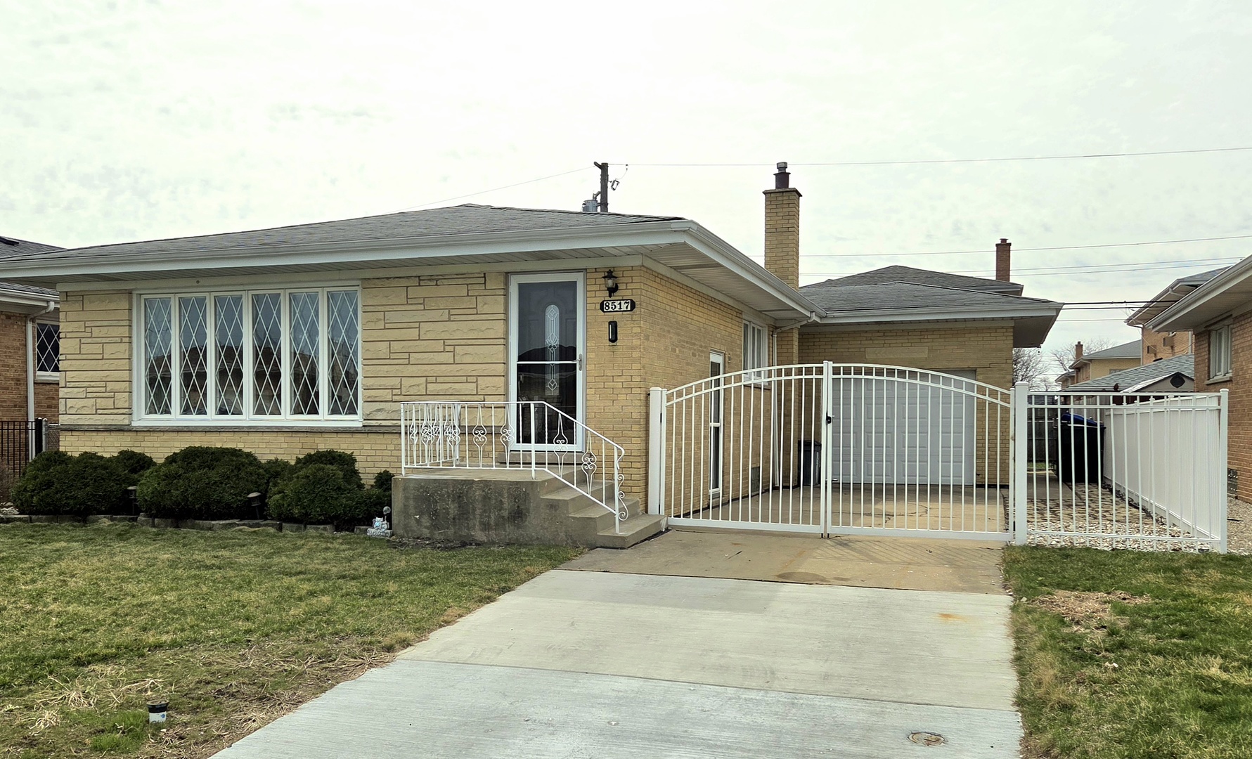 8517 W CARMEN Avenue