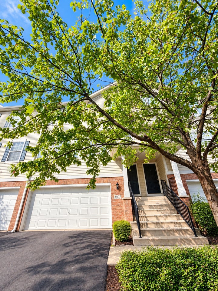 Photo 1 of 11 — 1907 Indian Hill Lane, Aurora, IL 60503