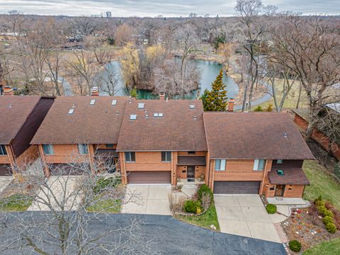 Tiny photo for 300 Boardwalk Place, Park Ridge, IL 60068 (MLS # 12598481)