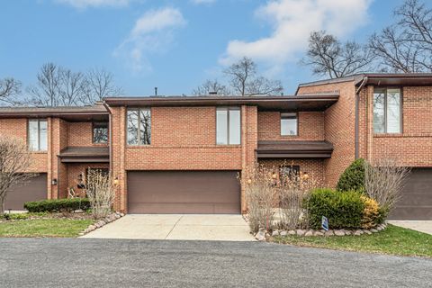 Tiny photo for 300 Boardwalk Place, Park Ridge, IL 60068 (MLS # 12598481)