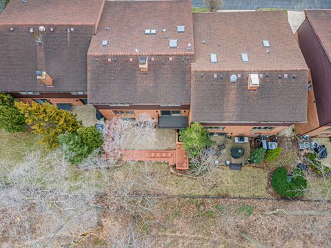 Tiny photo for 300 Boardwalk Place, Park Ridge, IL 60068 (MLS # 12598481)