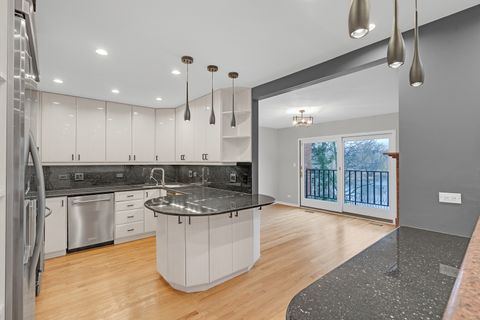 Tiny photo for 300 Boardwalk Place, Park Ridge, IL 60068 (MLS # 12598481)