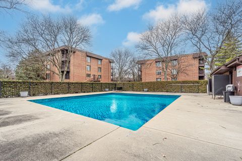 Tiny photo for 300 Boardwalk Place, Park Ridge, IL 60068 (MLS # 12598481)