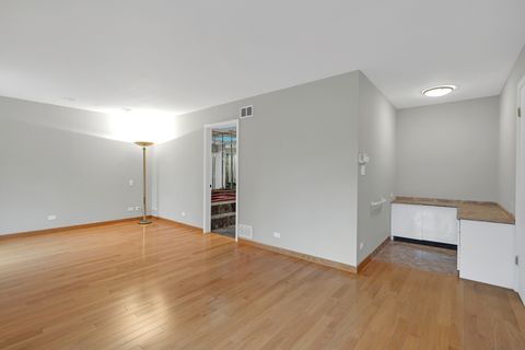 Tiny photo for 300 Boardwalk Place, Park Ridge, IL 60068 (MLS # 12598481)