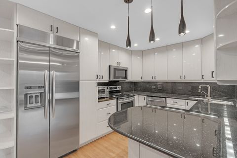 Tiny photo for 300 Boardwalk Place, Park Ridge, IL 60068 (MLS # 12598481)