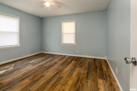 Tiny photo for 1704 W Copeland Street, Marion, IL 62959 (MLS # EB459053)