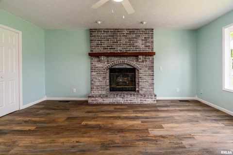 Tiny photo for 1704 W Copeland Street, Marion, IL 62959 (MLS # EB459053)