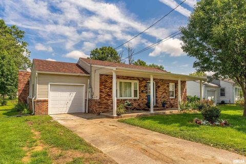 Tiny photo for 1704 W Copeland Street, Marion, IL 62959 (MLS # EB459053)