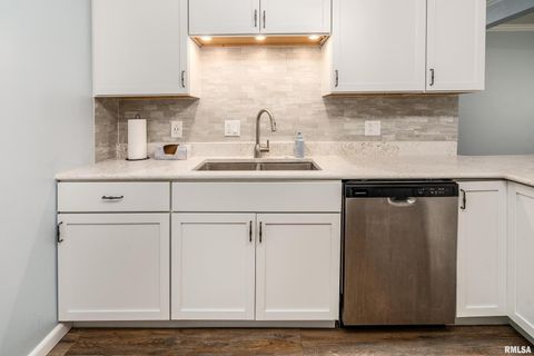 Tiny photo for 1704 W Copeland Street, Marion, IL 62959 (MLS # EB459053)