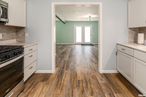 Tiny photo for 1704 W Copeland Street, Marion, IL 62959 (MLS # EB459053)