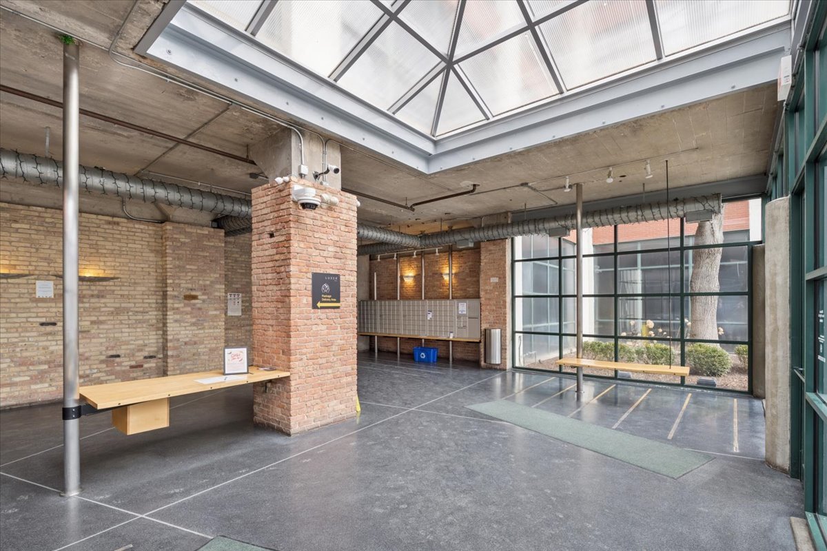 1800 W Roscoe Street 206