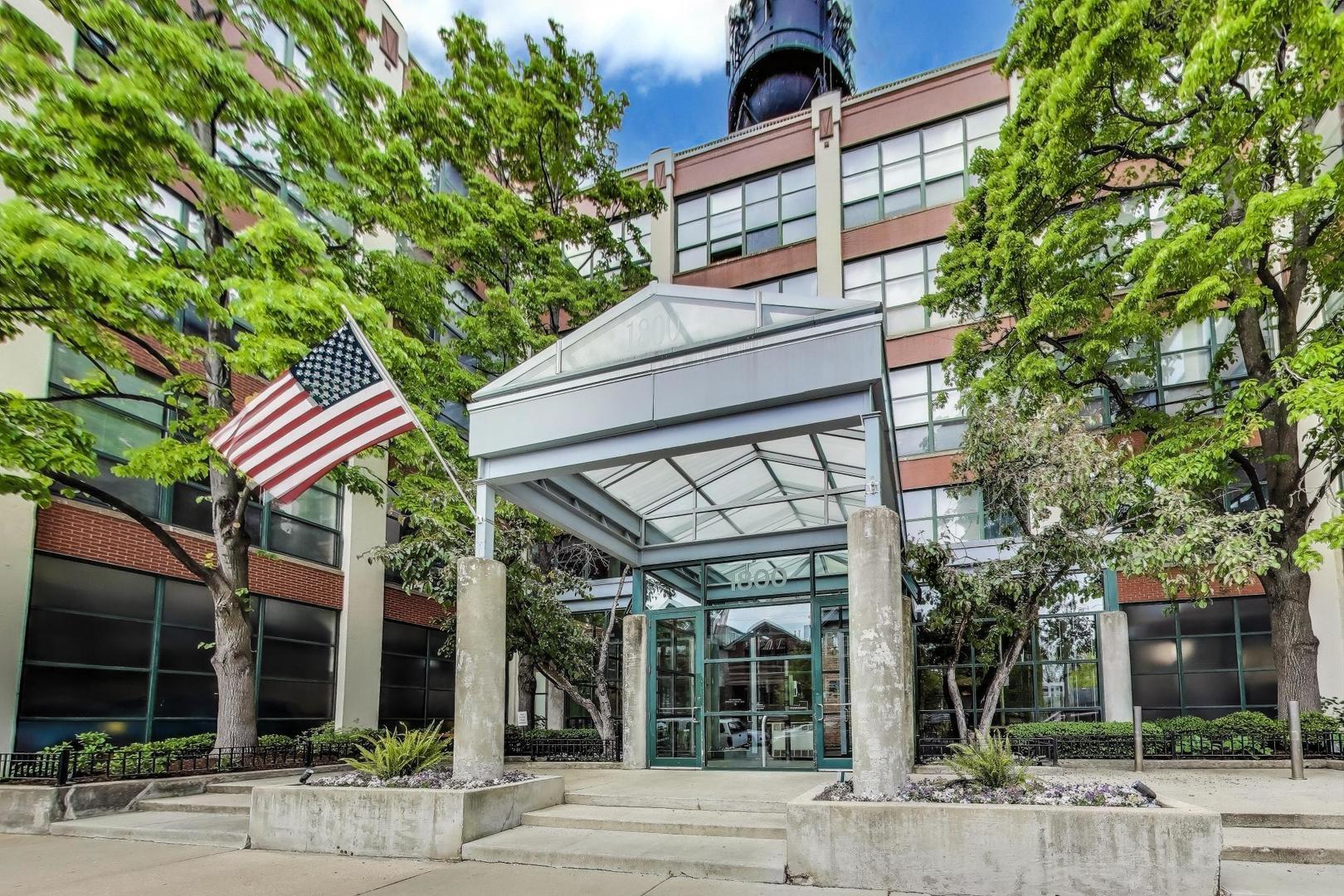 1800 W Roscoe Street 206