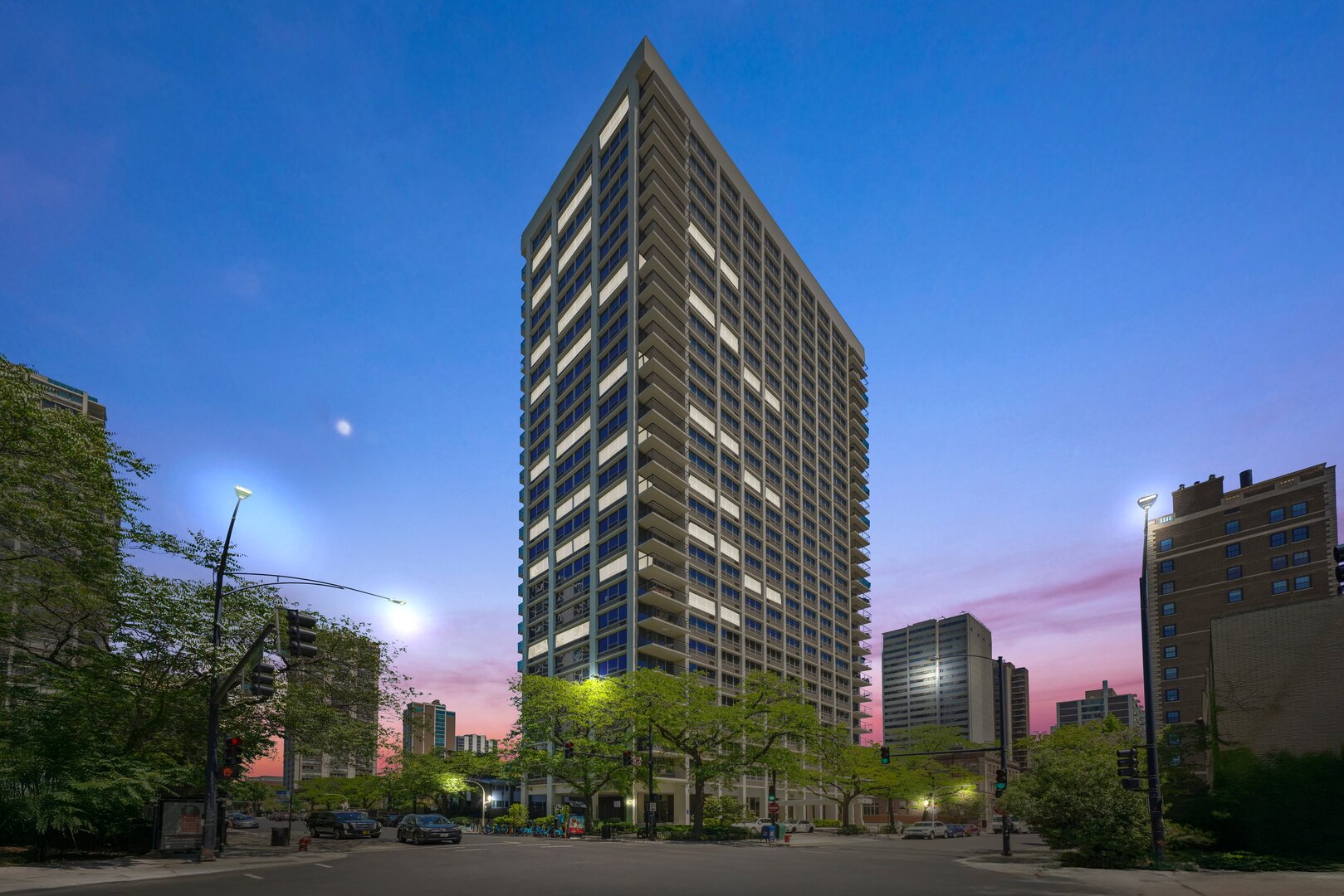 88 W Schiller Street 2703