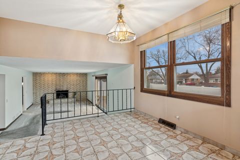 Tiny photo for 43 Inner Circle Drive, Des Plaines, IL 60016 (MLS # 12584254)