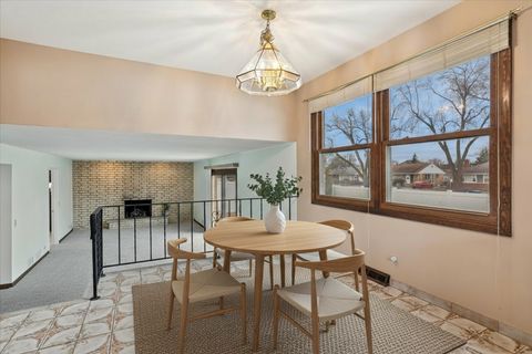 Tiny photo for 43 Inner Circle Drive, Des Plaines, IL 60016 (MLS # 12584254)