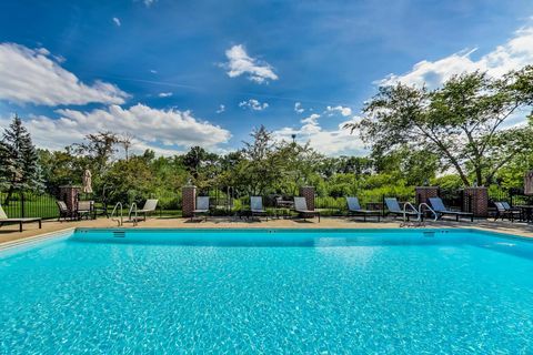 Tiny photo for 425 Village Green #213, Lincolnshire, IL 60069 (MLS # 12505009)