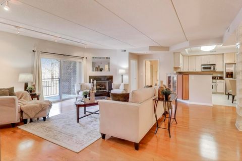 Tiny photo for 425 Village Green #213, Lincolnshire, IL 60069 (MLS # 12505009)