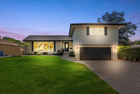 Tiny photo for 142 E QUINCY Street, Elmhurst, IL 60126 (MLS # 12519877)