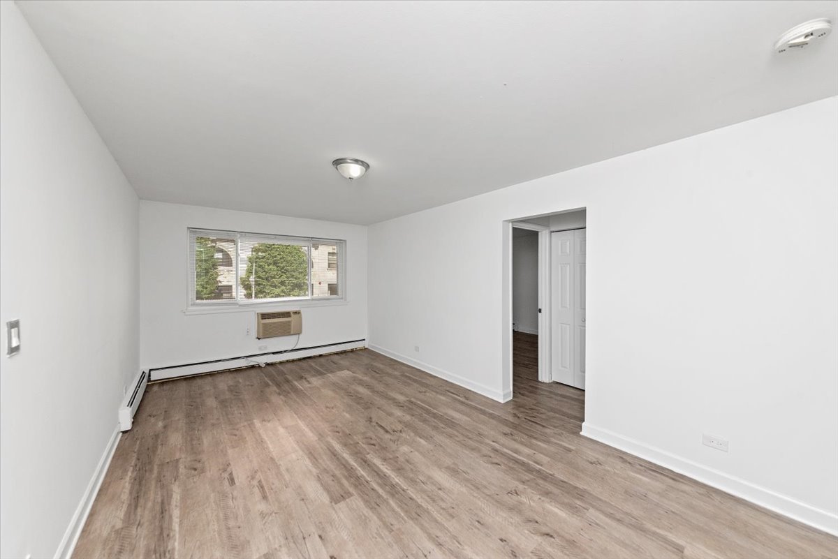 6211 N Kenmore Avenue 201