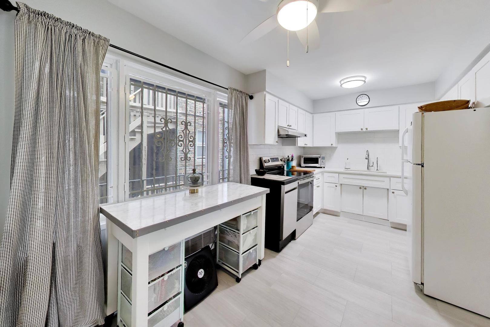 1125 W Lunt Avenue 203
