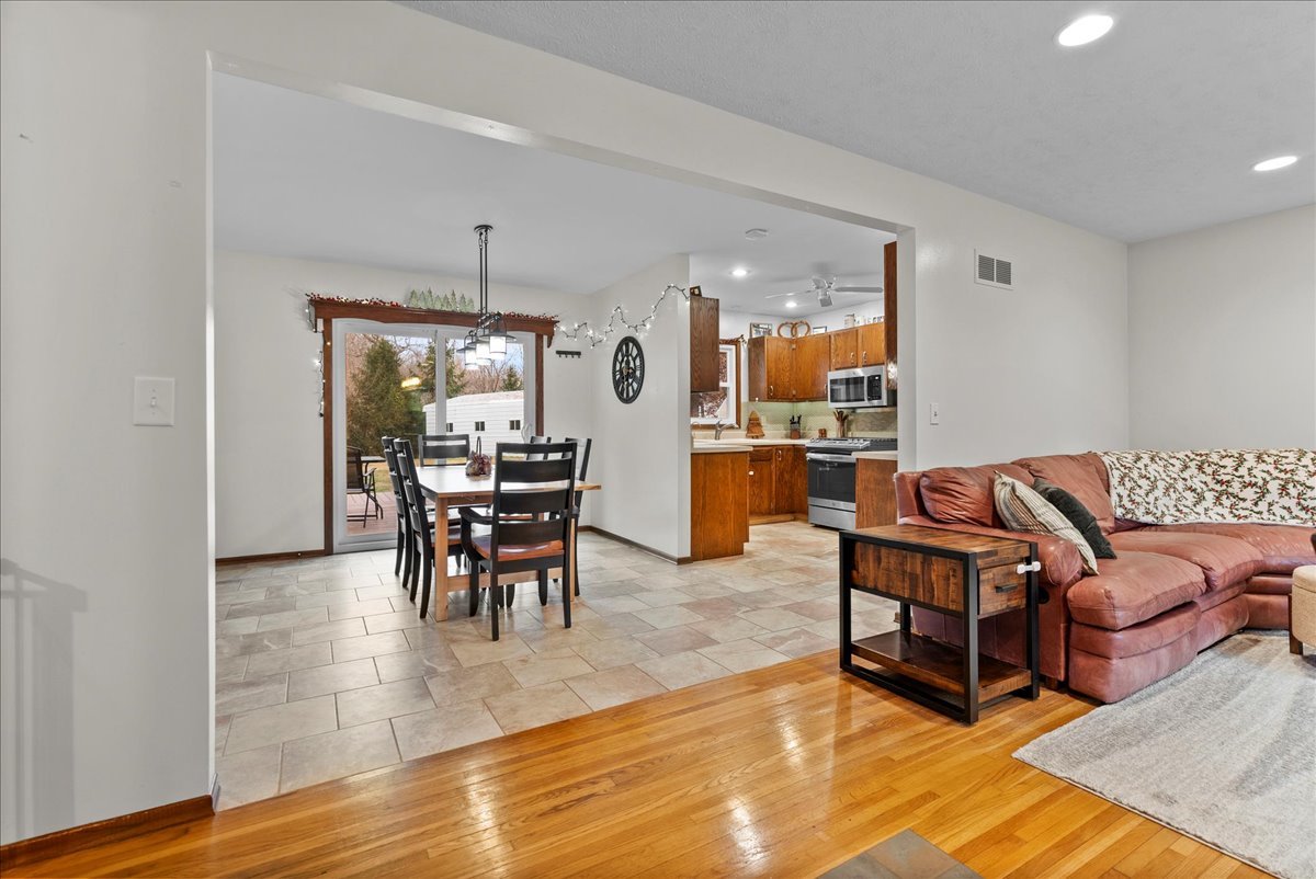 Congerville, Illinois 61729, United States, 4 Bedrooms Bedrooms, ,2 BathroomsBathrooms,Residential,Active,247091