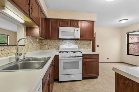 Tiny photo for 1255 John Drive, Hoffman Estates, IL 60169 (MLS # 12737128)