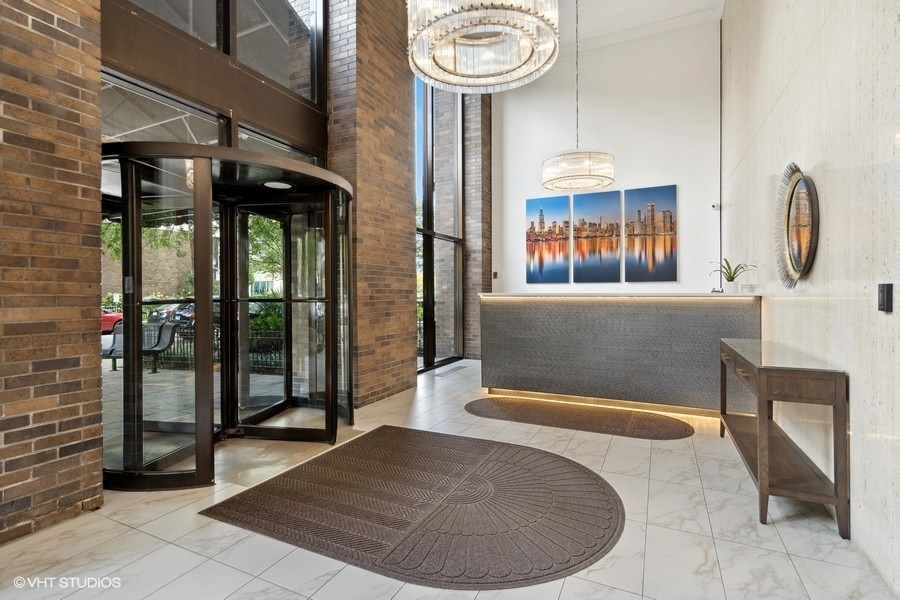 525 W Hawthorne Place 2905