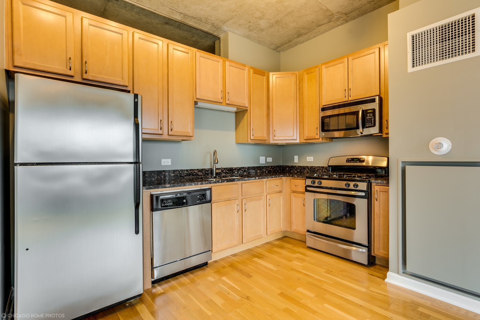 1122 W Catalpa Avenue 402
