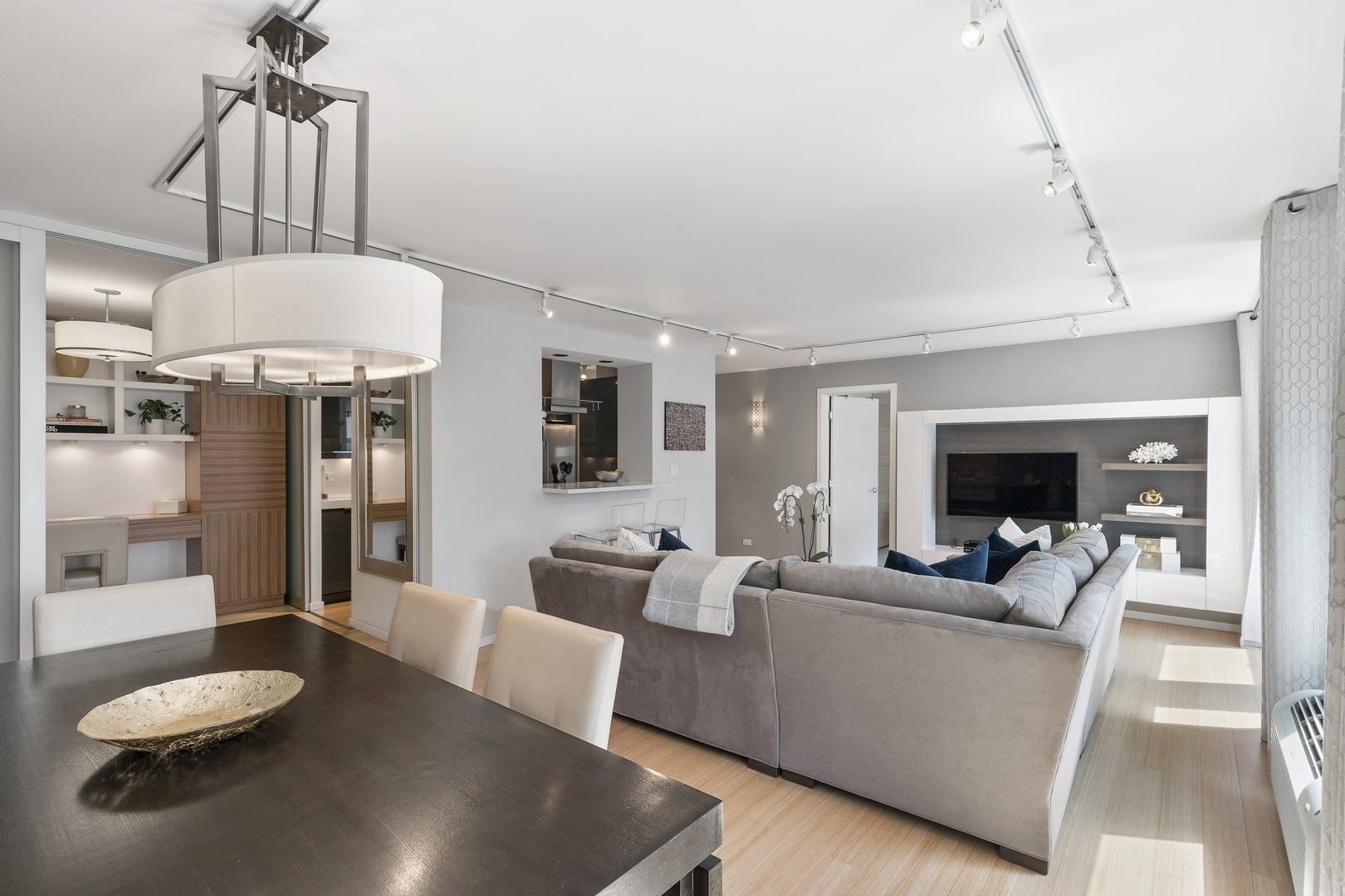 111 E Chestnut Street 17G